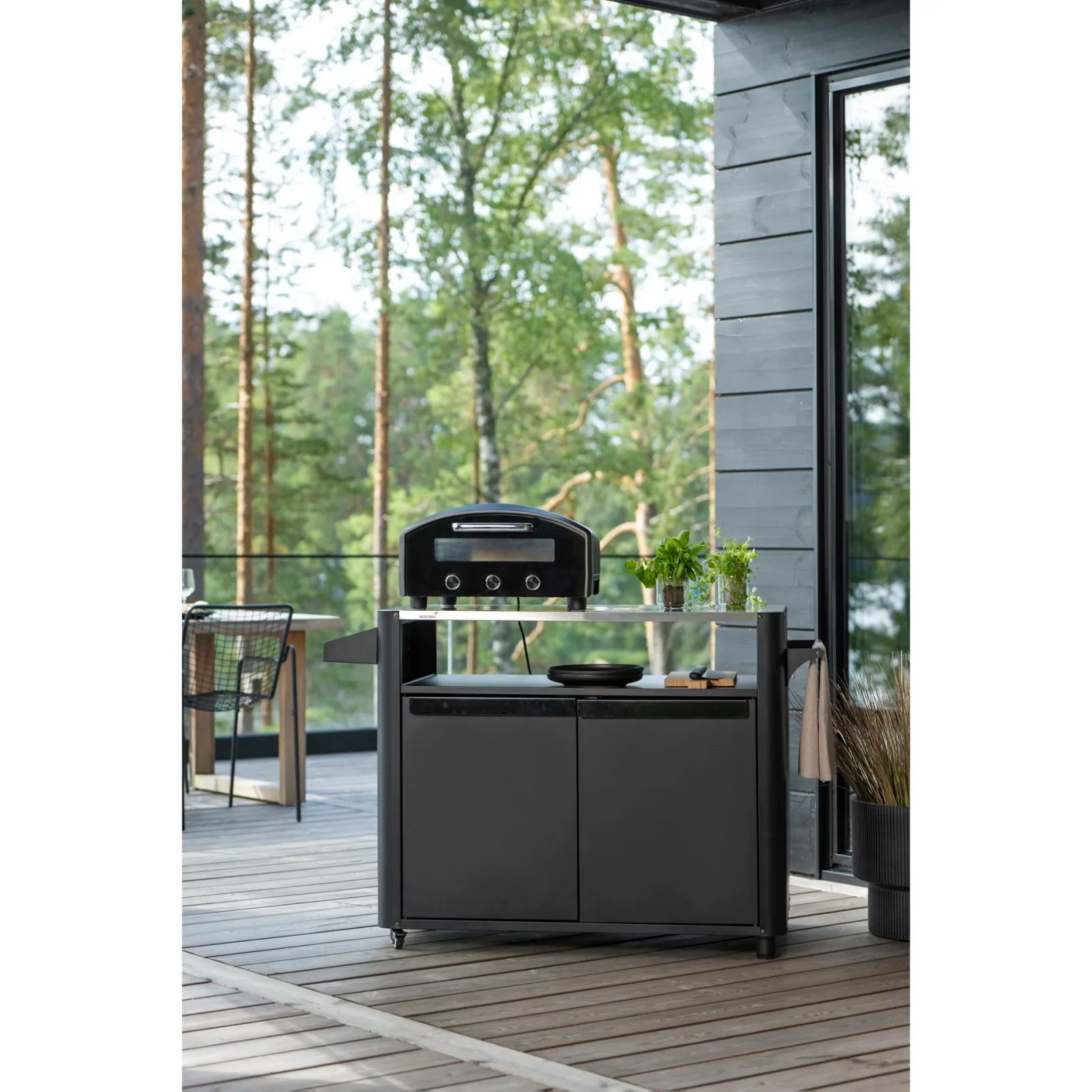 Mustang grillbord med skap og hjul – rustfri arbeidsflate