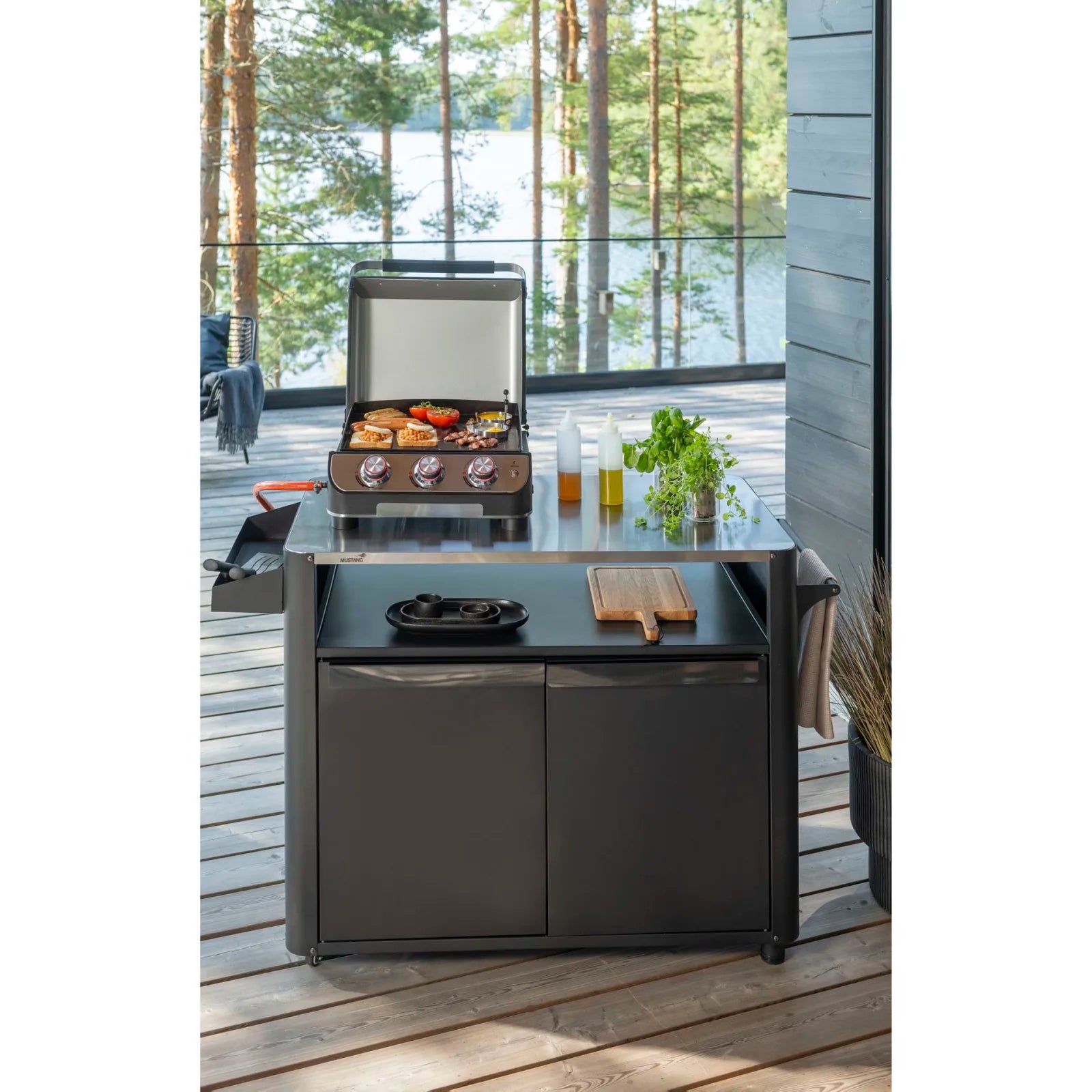 Mustang grillbord med skap og hjul – rustfri arbeidsflate